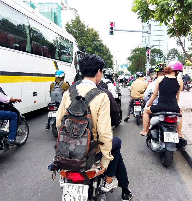 Học sinh bị kỷ luật do vi phạm luật giao thông: Cần phạt nặng phụ huynh Hoc sinh bi ky luat do vi pham luat giao thong: Can phat nang phu huynh