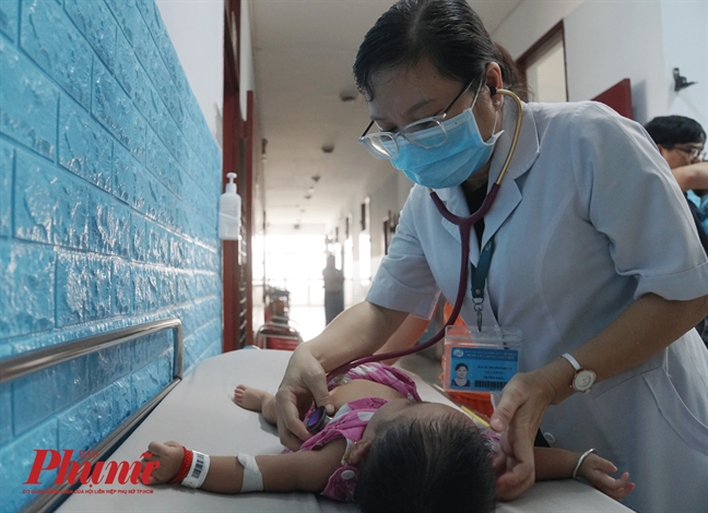 Trẻ bị tay chân miệng nhập viện tăng gấp đôi Tre bi tay chan mieng nhap vien tang gap doi
