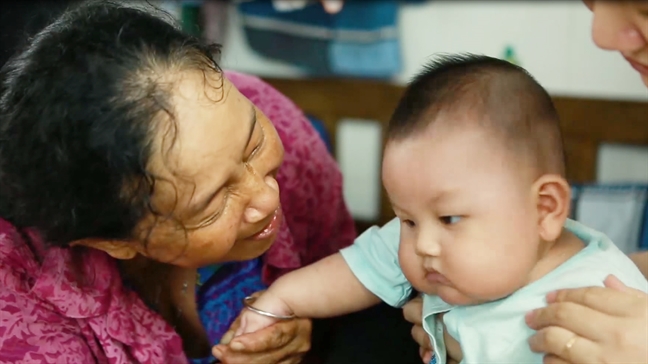 Nắm đôi tay trần, dìu nhau qua cơn khốn khó Nam doi tay tran, diu nhau qua con khon kho