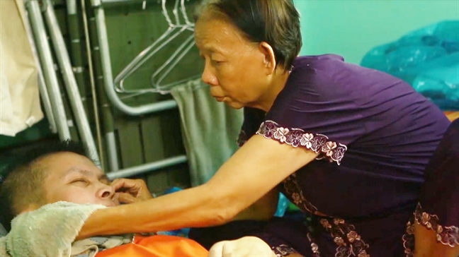 Nắm đôi tay trần, dìu nhau qua cơn khốn khó Nam doi tay tran, diu nhau qua con khon kho