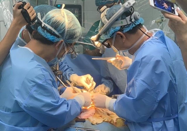 Chạy đua 8 giờ đồng hồ ghép gan cứu bệnh nhi có tuổi đời và cân nặng thấp nhất Việt Nam Chay dua 8 gio dong ho ghep gan cuu benh nhi co tuoi doi va can nang thap nhat Viet Nam