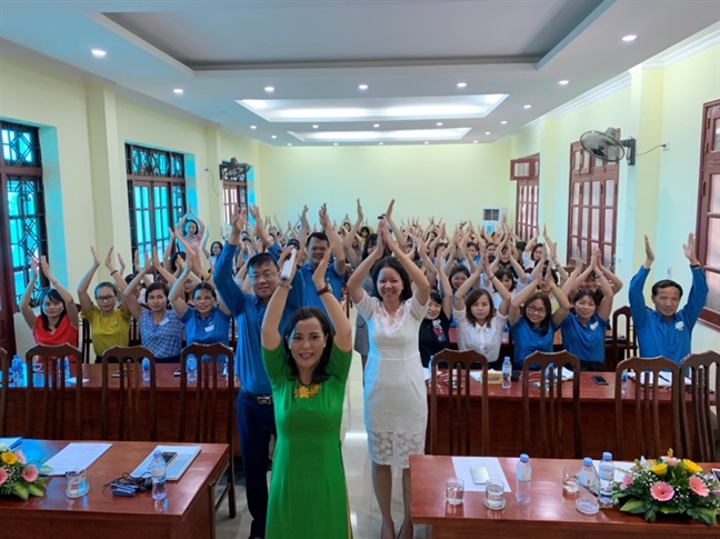 Chia sẻ bí quyết dạy con thời hiện đại cho công nhân nữ tại các khu công nghiệp Chia se bi quyet day con thoi hien dai cho cong nhan nu tai cac khu cong nghiep