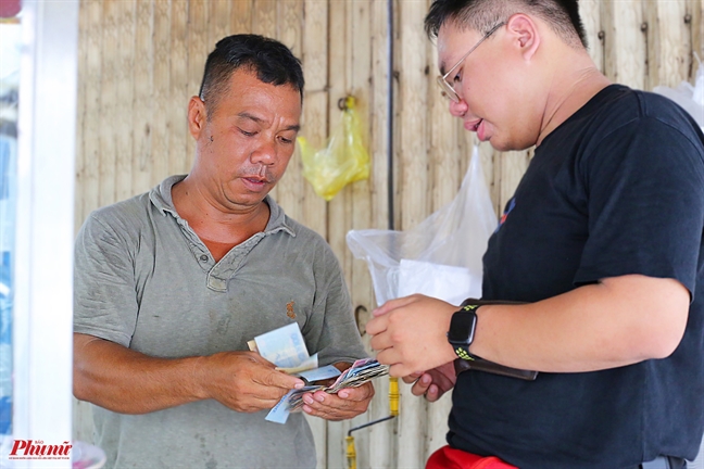Quán cơm 'dui dẻ' độc đáo ở chợ Bàn Cờ Quan com 'dui de' doc dao o cho Ban Co
