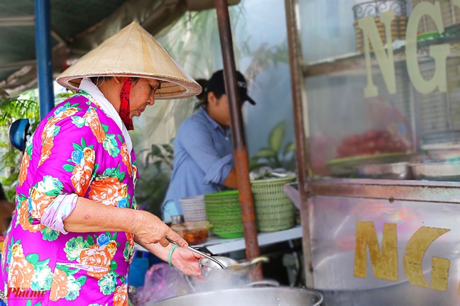 Quán cơm 'dui dẻ' độc đáo ở chợ Bàn Cờ Quan com 'dui de' doc dao o cho Ban Co