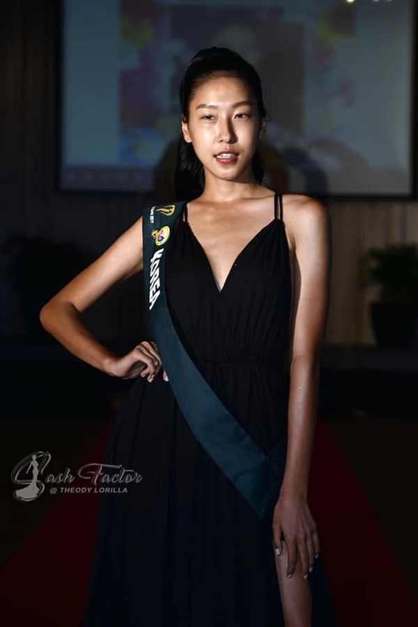 Nhan sắc một trời một vực của thí sinh ‘Hoa hậu Trái đất 2019’ trước và sau khi trang điểm Nhan sác mọt tròi mọt vục của thi sinh ‘Hoa hau Trai dat 2019’ truóc và sau khi trang diẻm