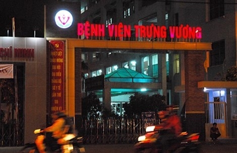 Bệnh viện Trưng Vương cúp điện, nhân viên y tế bóp bóng bằng tay cứu bệnh nhân Benh vien Trung Vuong cup dien, nhan vien y te bop bong bang tay cuu benh nhan