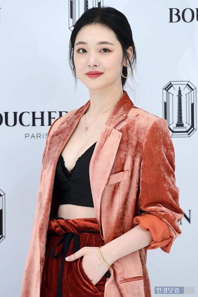 'Gái hư' Sulli: Từ hình tượng công chúa đến áp lực bị chỉ trích và tự vẫn 'Gai hu' Sulli: Tu hinh tuong cong chua den ap luc bi chi trich va tu van