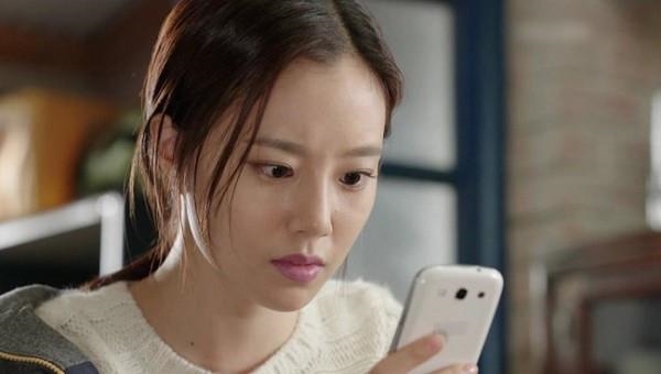 Lục điện thoại chồng, kinh hoàng phát hiện hàng loạt em gái nuôi Luc dien thoai chong, kinh hoang phat hien hang loat em gai nuoi