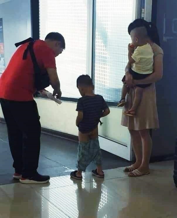 Những hành động chăm sóc con phản cảm gây tranh cãi Nhung hanh dong cham soc con phan cam gay tranh cai