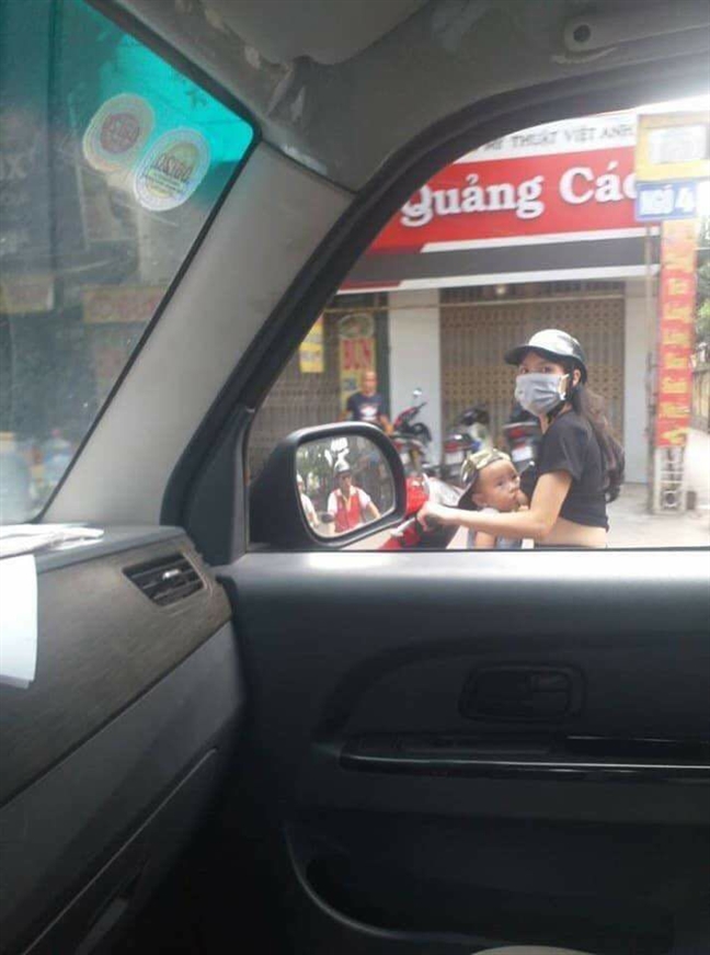 Những hành động chăm sóc con phản cảm gây tranh cãi Nhung hanh dong cham soc con phan cam gay tranh cai