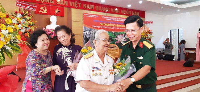 Nữ chiến sĩ giao liên miền Nam: Những mạch máu của trái tim cách mạng Nu chien si giao lien mien Nam: Nhung mach mau cua trai tim cach mang