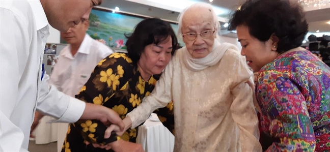 Nữ chiến sĩ giao liên miền Nam: Những mạch máu của trái tim cách mạng Nu chien si giao lien mien Nam: Nhung mach mau cua trai tim cach mang