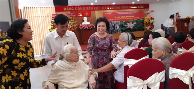 Nữ chiến sĩ giao liên miền Nam: Những mạch máu của trái tim cách mạng Nu chien si giao lien mien Nam: Nhung mach mau cua trai tim cach mang