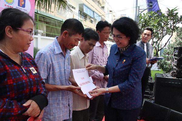 Trao tặng nhà tình thương và phương tiện làm ăn cho hộ nghèo Trao tang nha tinh thuong va phuong tien lam an cho ho ngheo