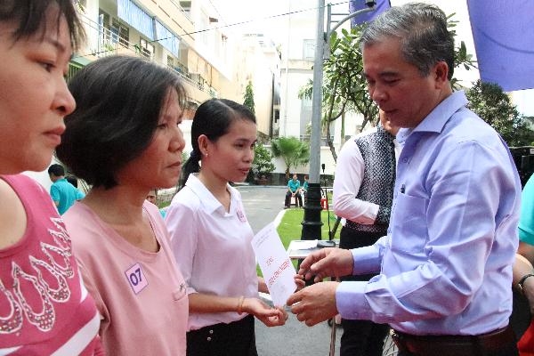 Trao tặng nhà tình thương và phương tiện làm ăn cho hộ nghèo Trao tang nha tinh thuong va phuong tien lam an cho ho ngheo