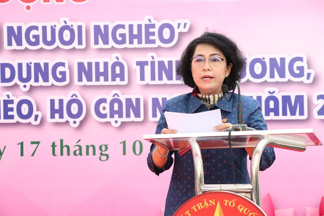 Trao tặng nhà tình thương và phương tiện làm ăn cho hộ nghèo Trao tang nha tinh thuong va phuong tien lam an cho ho ngheo