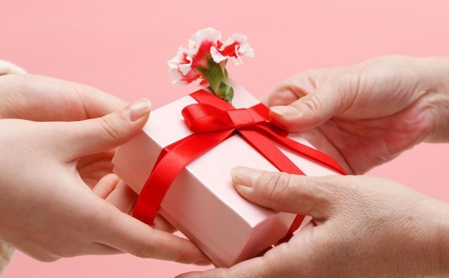 Hội chị em lại 'chia phe' chuyện tặng quà cô giáo ngày 20/10 Hoi chi em lai 'chia phe' chuyen tang qua co giao ngay 20/10