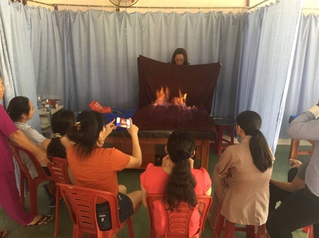 Các thủ thuật làm đẹp như lăn kim, tiêm tế bào gốc, hỏa trị liệu.. đều chưa được Bộ Y tế cấp phép Các thủ thuạt làm dẹp nhu lan kim, tiem té bào góc, hỏa trị liẹu.. dèu chua duọc Bo Y té cáp phép