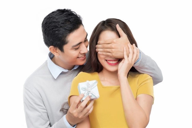 'Tự biên tự diễn' để khoe quà cho bằng thiên hạ 'Tu bien tu dien' de khoe qua cho bang thien ha