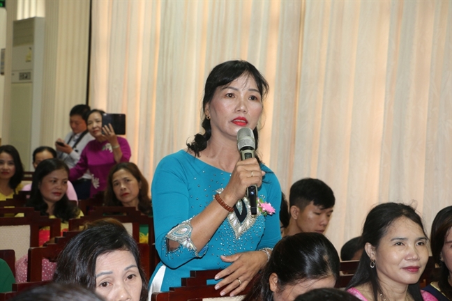Chủ tịch tỉnh 'mời' chị em công nhân mặc áo dài tham quan di tích Huế nhân ngày 20/10 Chu tich tinh 'moi' chi em cong nhan mac ao dai tham quan di tich Hue nhan ngay 20/10