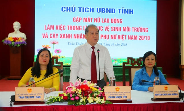 Chủ tịch tỉnh 'mời' chị em công nhân mặc áo dài tham quan di tích Huế nhân ngày 20/10 Chu tich tinh 'moi' chi em cong nhan mac ao dai tham quan di tich Hue nhan ngay 20/10