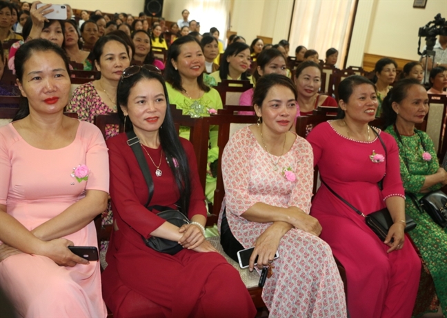 Chủ tịch tỉnh 'mời' chị em công nhân mặc áo dài tham quan di tích Huế nhân ngày 20/10 Chu tich tinh 'moi' chi em cong nhan mac ao dai tham quan di tich Hue nhan ngay 20/10