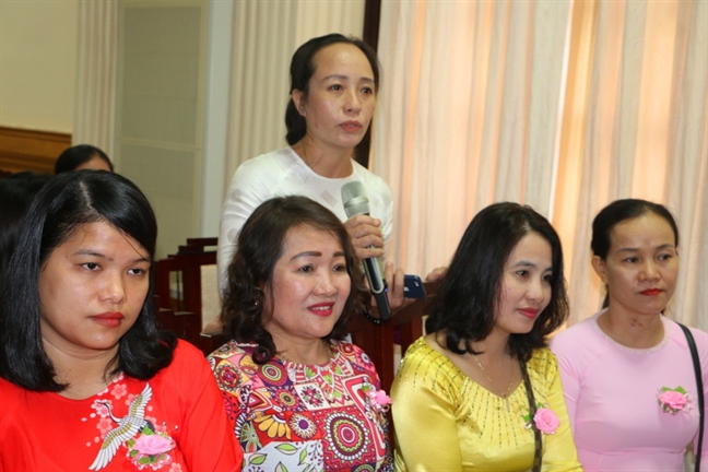 Chủ tịch tỉnh 'mời' chị em công nhân mặc áo dài tham quan di tích Huế nhân ngày 20/10 Chu tich tinh 'moi' chi em cong nhan mac ao dai tham quan di tich Hue nhan ngay 20/10