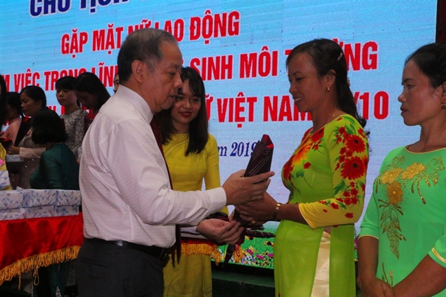 Chủ tịch tỉnh 'mời' chị em công nhân mặc áo dài tham quan di tích Huế nhân ngày 20/10 Chu tich tinh 'moi' chi em cong nhan mac ao dai tham quan di tich Hue nhan ngay 20/10