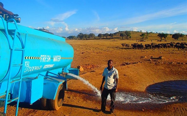 ‘Người hùng’ Kenya chở nước cứu thú rừng ‘Nguoi hung’ Kenya cho nuoc cuu thu rung