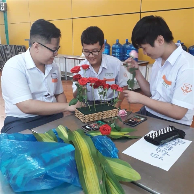 Thầy trò cùng ‘về đích’ trong cuộc thi... cắm hoa Thay tro cung ‘ve dich’ trong cuoc thi... cam hoa