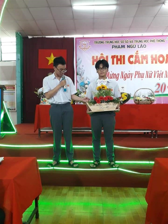 Thầy trò cùng ‘về đích’ trong cuộc thi... cắm hoa Thay tro cung ‘ve dich’ trong cuoc thi... cam hoa