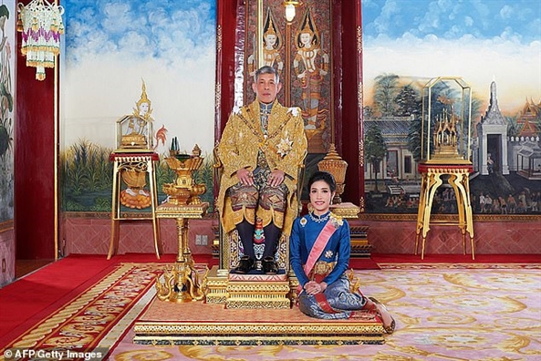 Hoàng phi từng là nữ tướng của Thái Lan bị tước bỏ mọi chức vị vì ‘bất trung’ Hoang phi tung la nu tuong cua Thai Lan bi tuoc bo moi chuc vi vi ‘bat trung’