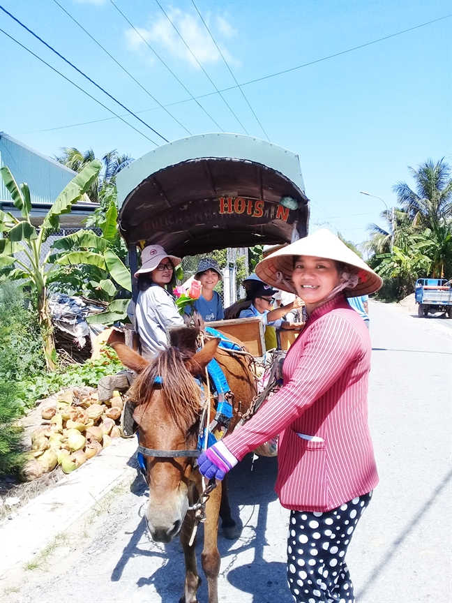 Nữ nài ngựa ở cồn Thới Sơn Nu nai ngua o con Thoi Son