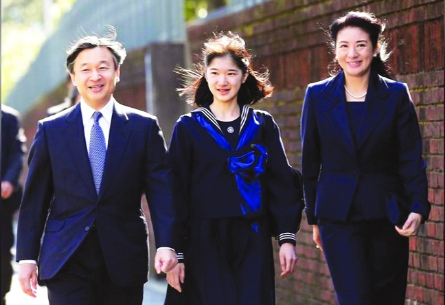 Nhật hoàng Naruhito đem hoàng tộc đến gần hơn với công chúng Nhat hoang Naruhito dem hoang toc den gan hon voi cong chung