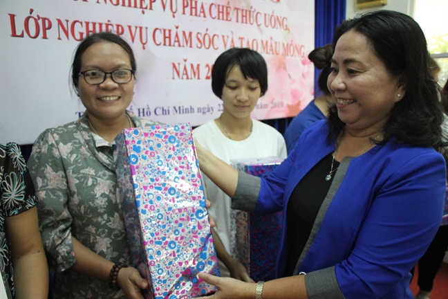 90 phụ nữ hoàn thành lớp nghiệp vụ pha chế thức uống và chăm sóc tạo mẫu móng 90 phu nu hoan thanh lop nghiep vu pha che thuc uong va cham soc tao mau mong