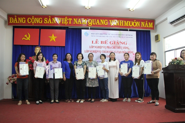 90 phụ nữ hoàn thành lớp nghiệp vụ pha chế thức uống và chăm sóc tạo mẫu móng 90 phu nu hoan thanh lop nghiep vu pha che thuc uong va cham soc tao mau mong