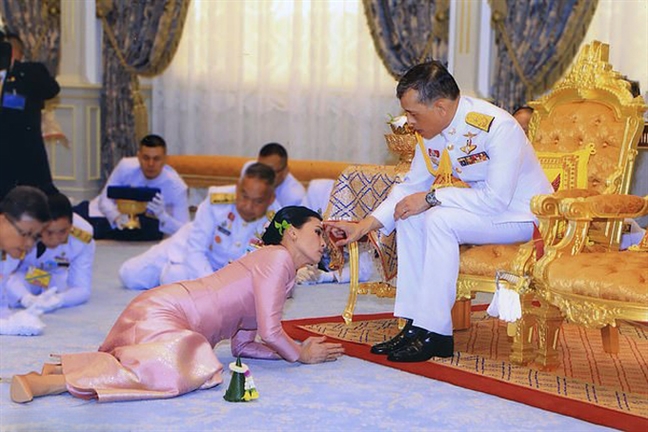 Nhan sắc 4 đời vợ của quốc vương Thái Lan Nhan sac 4 doi vo cua quoc vuong Thai Lan