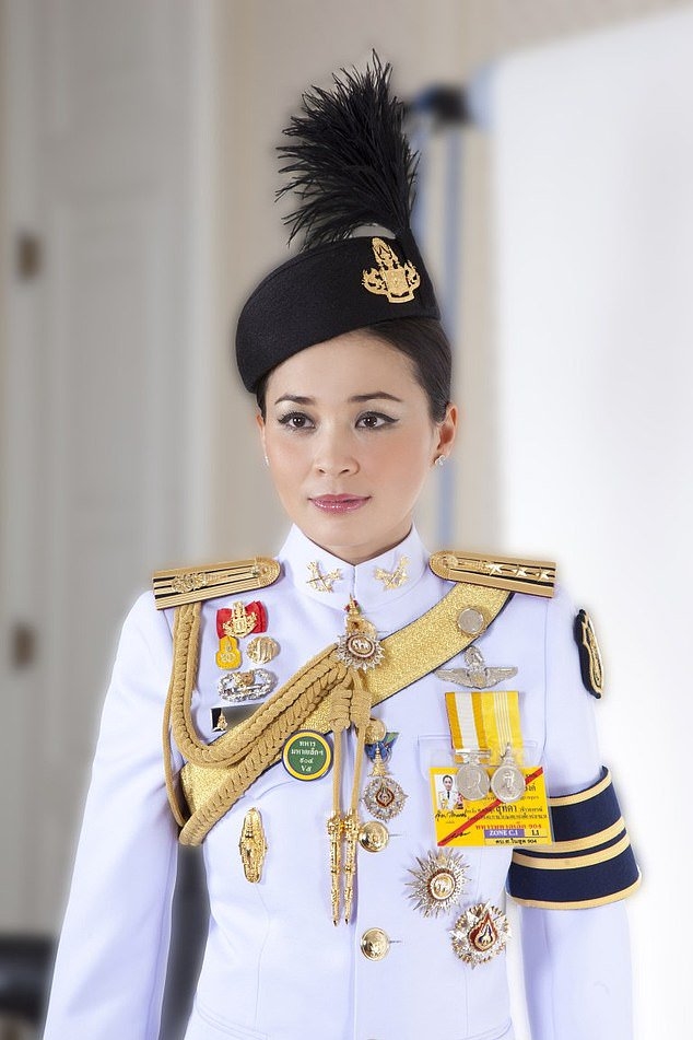Nhan sắc 4 đời vợ của quốc vương Thái Lan Nhan sac 4 doi vo cua quoc vuong Thai Lan