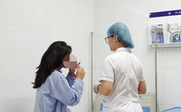 Giấu mẹ tiêm filler trả góp, bé gái 13 tuổi hư mắt, hoại tử da mặt Giau me tiem filler tra gop, be gai 13 tuoi hu mat, hoai tu da mat