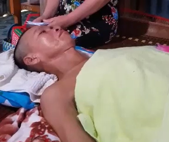 Cha nằm liệt giường, hai con thơ có nguy cơ bỏ học Cha nam liet giuong, hai con tho co nguy co bo hoc