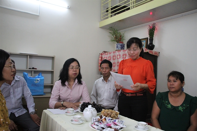 Trao tặng mái ấm tình thương cho gia đình 12 nhân khẩu sống trong căn gác gỗ 27m2 Trao tang mai am tinh thuong cho gia dinh 12 nhan khau song trong can gac go 27m2