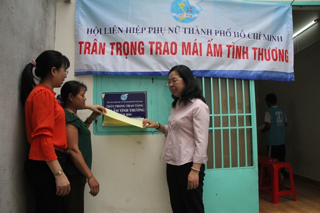 Trao tặng mái ấm tình thương cho gia đình 12 nhân khẩu sống trong căn gác gỗ 27m2 Trao tang mai am tinh thuong cho gia dinh 12 nhan khau song trong can gac go 27m2