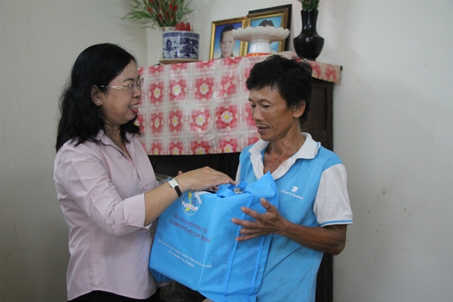 Trao tặng mái ấm tình thương cho gia đình 12 nhân khẩu sống trong căn gác gỗ 27m2 Trao tang mai am tinh thuong cho gia dinh 12 nhan khau song trong can gac go 27m2
