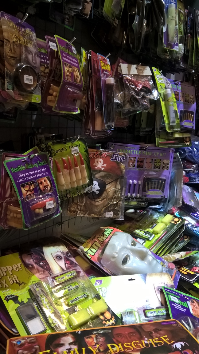 Chớ đùa với mỹ phẩm hóa trang Halloween Cho dua voi my pham hoa trang Halloween
