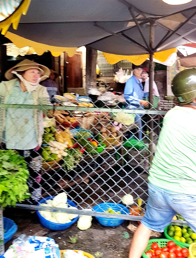 Vụ 'tiểu thương bị đòi đất chợ': Người lạ lại đến rào chợ Vu 'tieu thuong bi doi dat cho': Nguoi la lai den rao cho