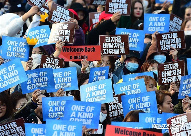 3000 fan, 1000 nhà báo mừng ca sĩ G-Dragon xuất ngũ 3000 fan, 1000 nha bao mung ca si G-Dragon xuat ngu