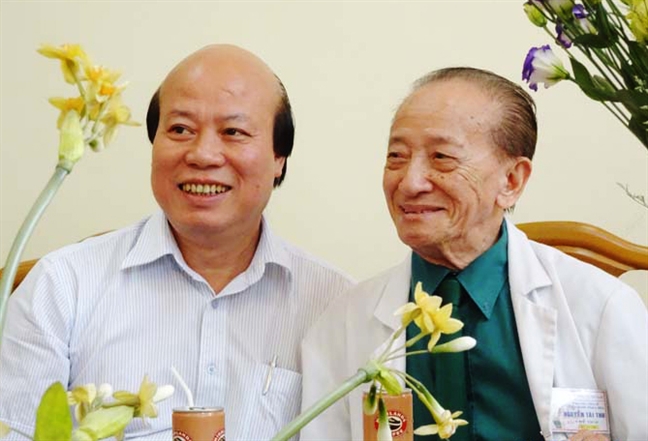 Bác sĩ đông y chỉ cách phẫu thuật thẩm mỹ không cần dùng thuốc tê thuốc mê Bac si dong y chi cach phau thuat tham my khong can dung thuoc te thuoc me