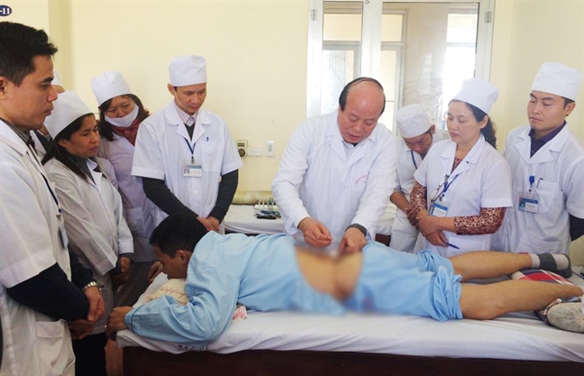 Bác sĩ đông y chỉ cách phẫu thuật thẩm mỹ không cần dùng thuốc tê thuốc mê Bac si dong y chi cach phau thuat tham my khong can dung thuoc te thuoc me