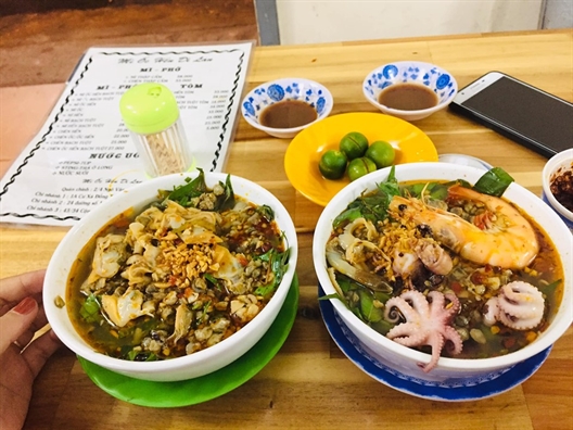 Thực khách không ngại sang quận 4 xa xôi để thưởng thức món mì bình dân này Thuc khach khong ngai sang quan 4 xa xoi de thuong thuc mon mi binh dan nay