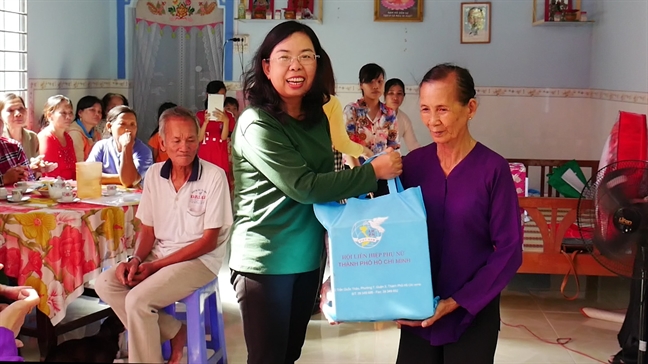 Trao tặng mái ấm cho phụ nữ nghèo tỉnh Đồng Tháp Trao tang mai am cho phu nu ngheo tinh Dong Thap